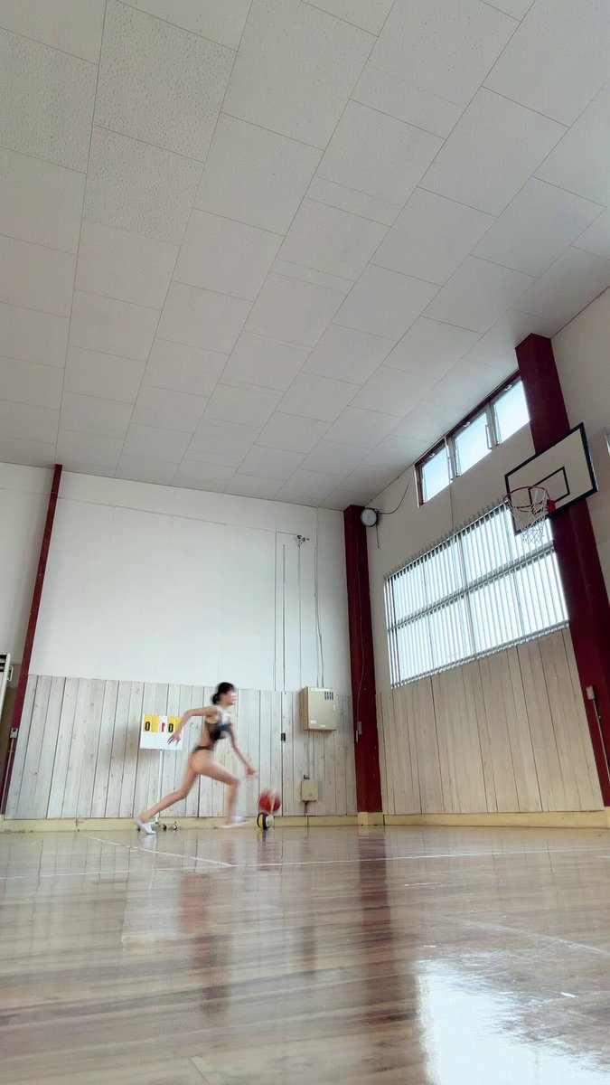 スクール水着とスリッパでバスケのダブルクラッチ練習してます。 https://t.co/RHu6xUIbRz