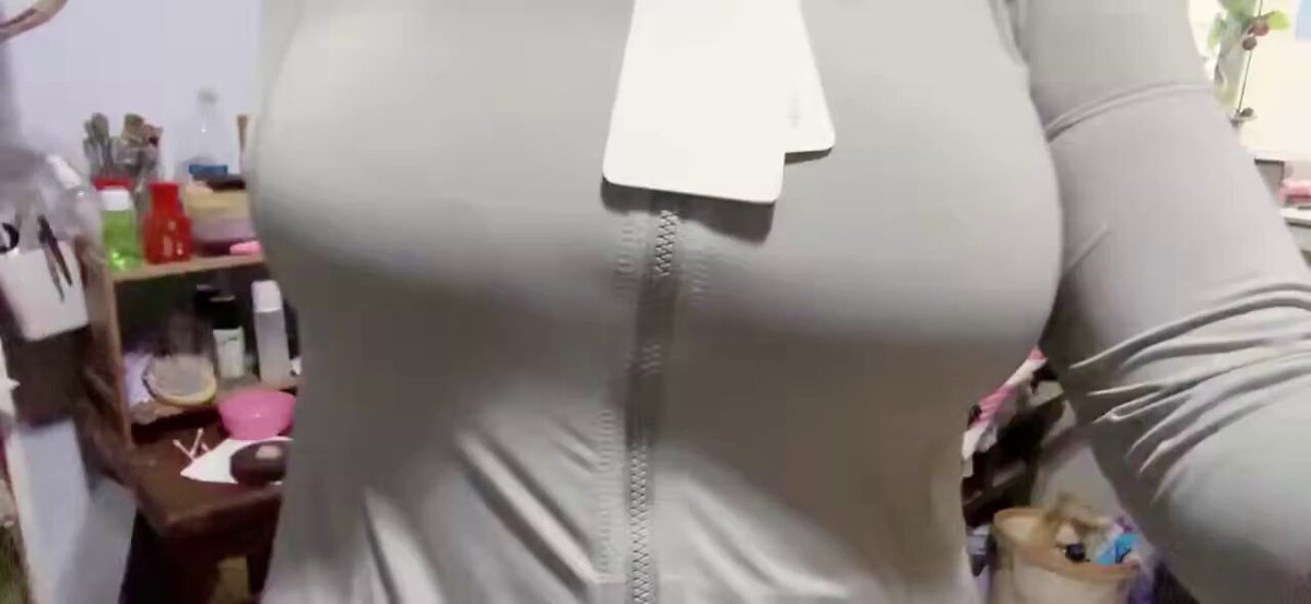 谁能懂 本来以为不用被晒黑了 坏消息是又买小了😭😭😭 https://t.co/qLnAbXu9jy
