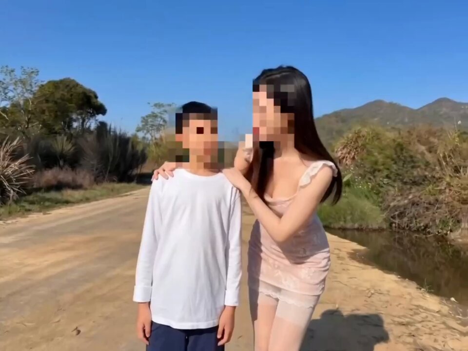 假装要拿饮料给小宇喝，却偷偷跑到金主房间被他们猛操到高潮连连，骚逼里塞满精液，回来后装作若无其事地把饮料递给儿子。 #淫妻安娜 #美妇沉沦 https://t.co/nvTD4y7xgI