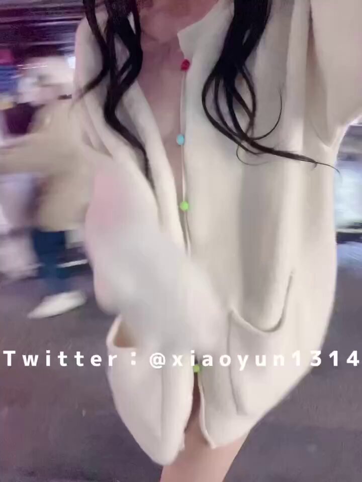 在人来人往的大街上露出！给路过的陌生人免费看光身体！甚至在大街上就开始摸自己的胸！ https://t.co/M9nkdhC1fQ