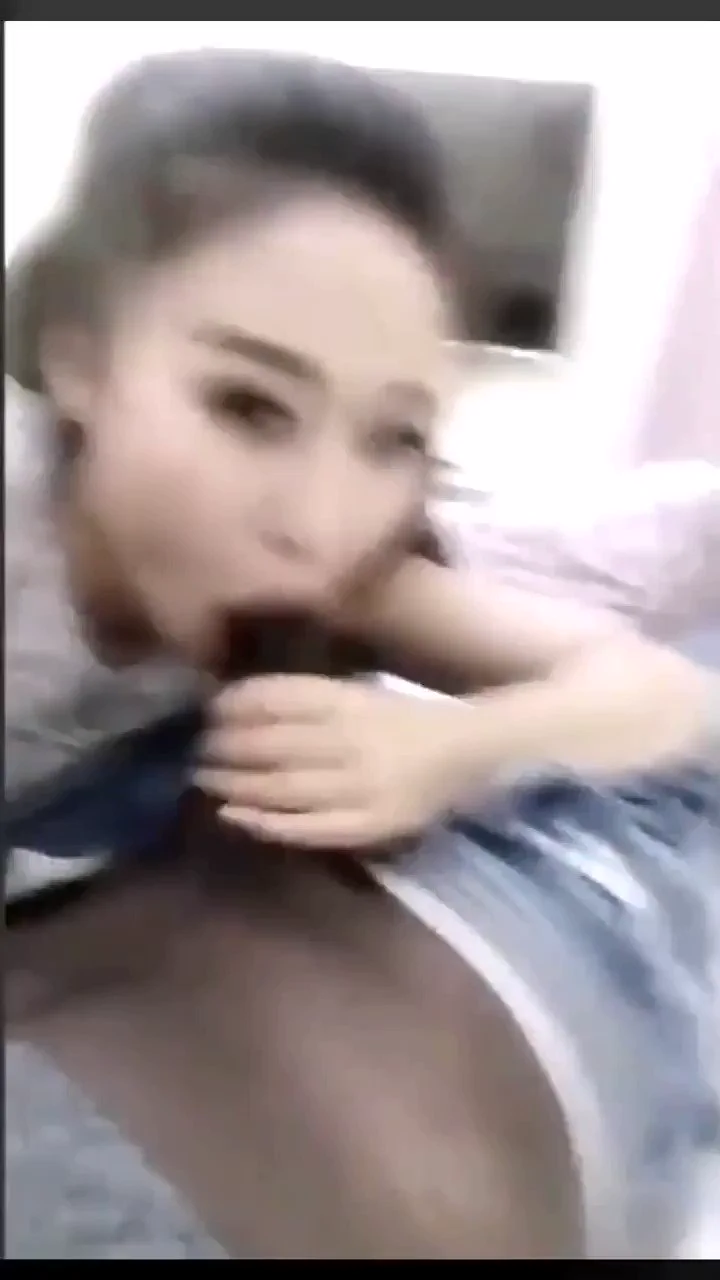 （津海试衣间媚黑女王）美丽的Qos♠️人妻为黑人祖宗清理大鸡吧，把舌头伸到黑祖宗的包皮里面把阴茎垢一点一点舔出来，现实中的贤妻良母，不知道和自己亲爱的老公，可爱的儿女亲吻的时候，舌苔和牙缝里的包皮垢会不会残留在他们的脸上～ https://t.co/n41egzbASS
