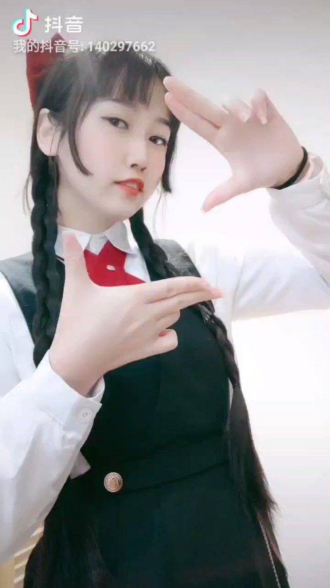 其实想毁掉一个女生很简单 你只需把她拉到房间里锁上门 壁咚她撩开她的头发 在她耳边轻轻说一句:这下你不能干饭了 https://t.co/OLlU3pw7rk