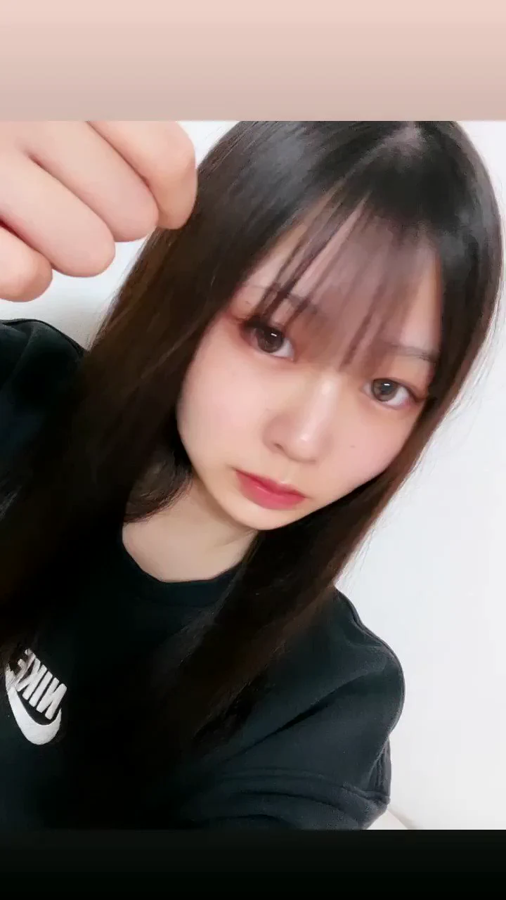 おはよう〜！朝風呂して前髪切ったんだけど、なんか意味わかんない切り方して意味わかんない長さになった🤨眉毛なさすぎるよねホクロありすぎるよね今年はこの辺を治していきたいって思ってます🥺👊🏽 https://t.co/Y9A4fxBISP