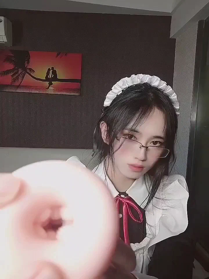 稍微有些提前的5万粉福利!穿女仆装玩飞机杯然后高潮。(高p勿cue，表情有点崩坏，请不要截图拿来做表情包，我会很伤心的)#maid #crossdresser https://t.co/V3UkWEoyRB