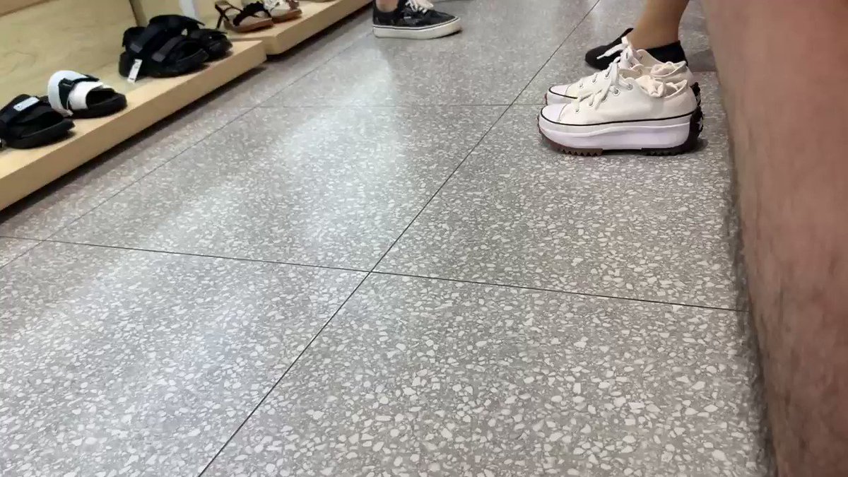 【商场系列】超级喜欢这双白袜。可能是我太紧张，被人怀疑。这女生一直没离开鞋子！唉 https://t.co/gdHJMwGQ59