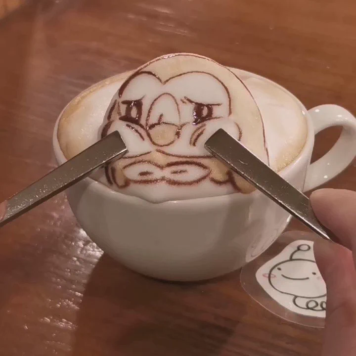 カフェでラテアート頼んだら癒された https://t.co/Ogtxfvq5Dm