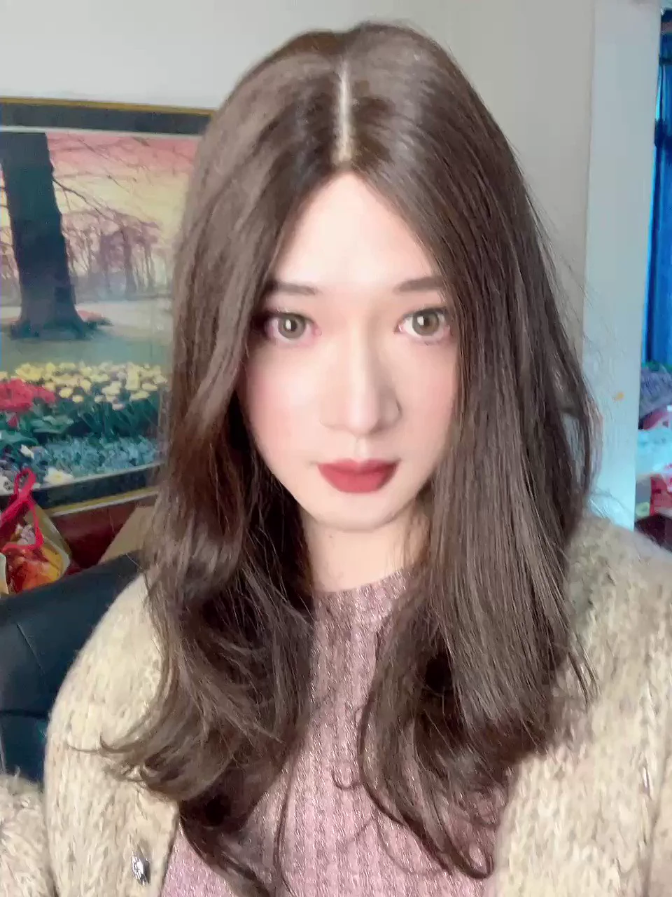 好久没有女装简直憋坏了，终于有了一直想要的长卷发，但是怎么感觉比想象中的老气，并没有御姐的感觉呢 https://t.co/i9MqWfG2AU
