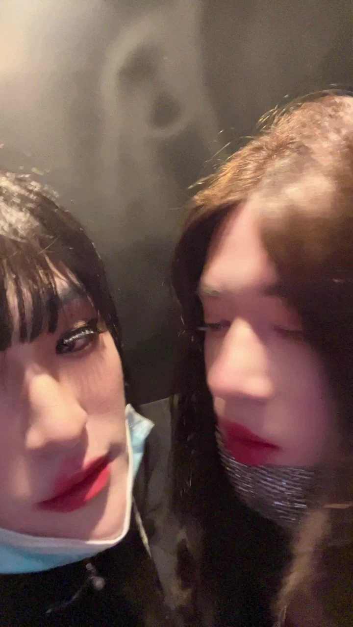 在女厕所能做什么呢？当然是先啃上面呀 https://t.co/QdGh1kx464