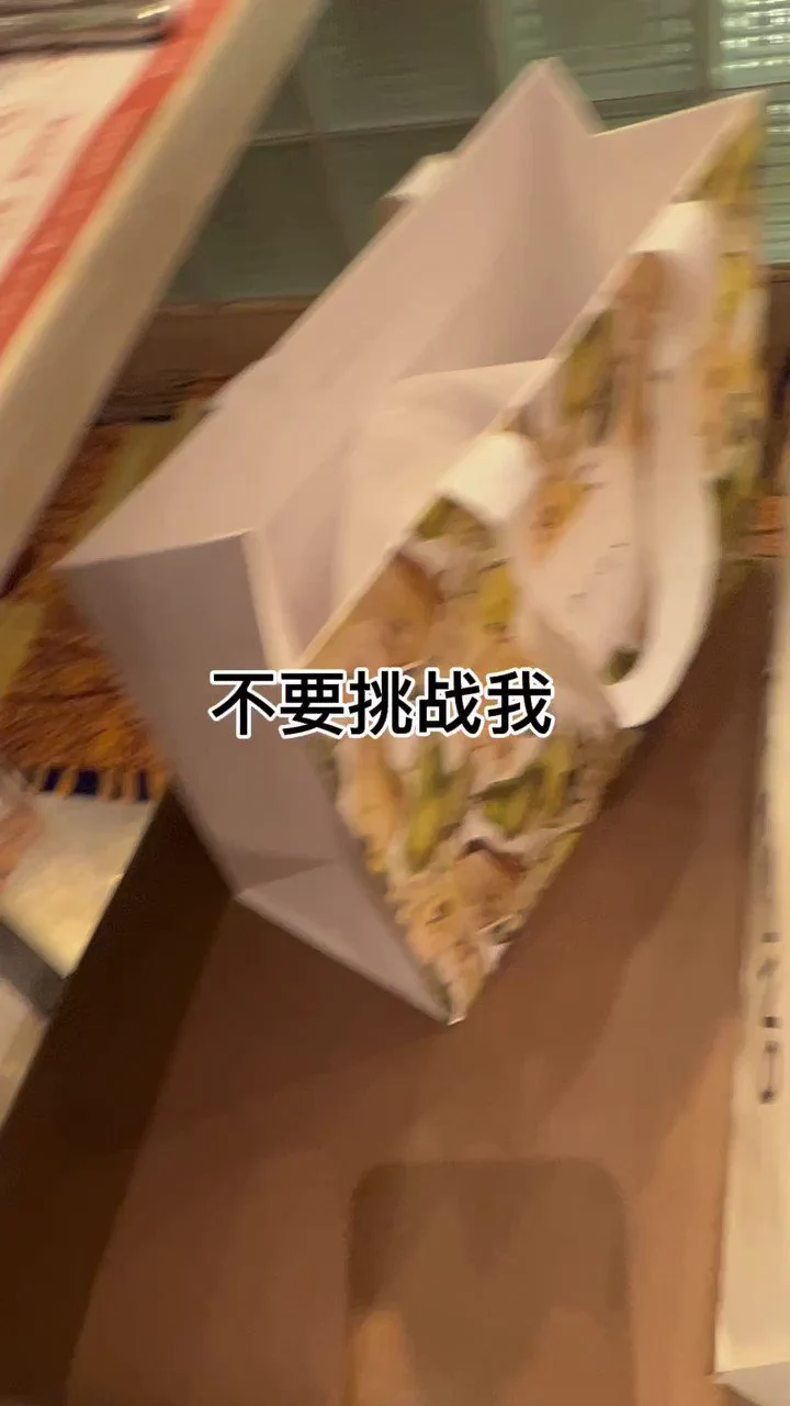 是的我“兄弟”来偶遇我们来，哈哈哈，老婆去拿菜了，他说我老婆比照片看起来胖了，哈哈哈 https://t.co/Mck40PPfCH