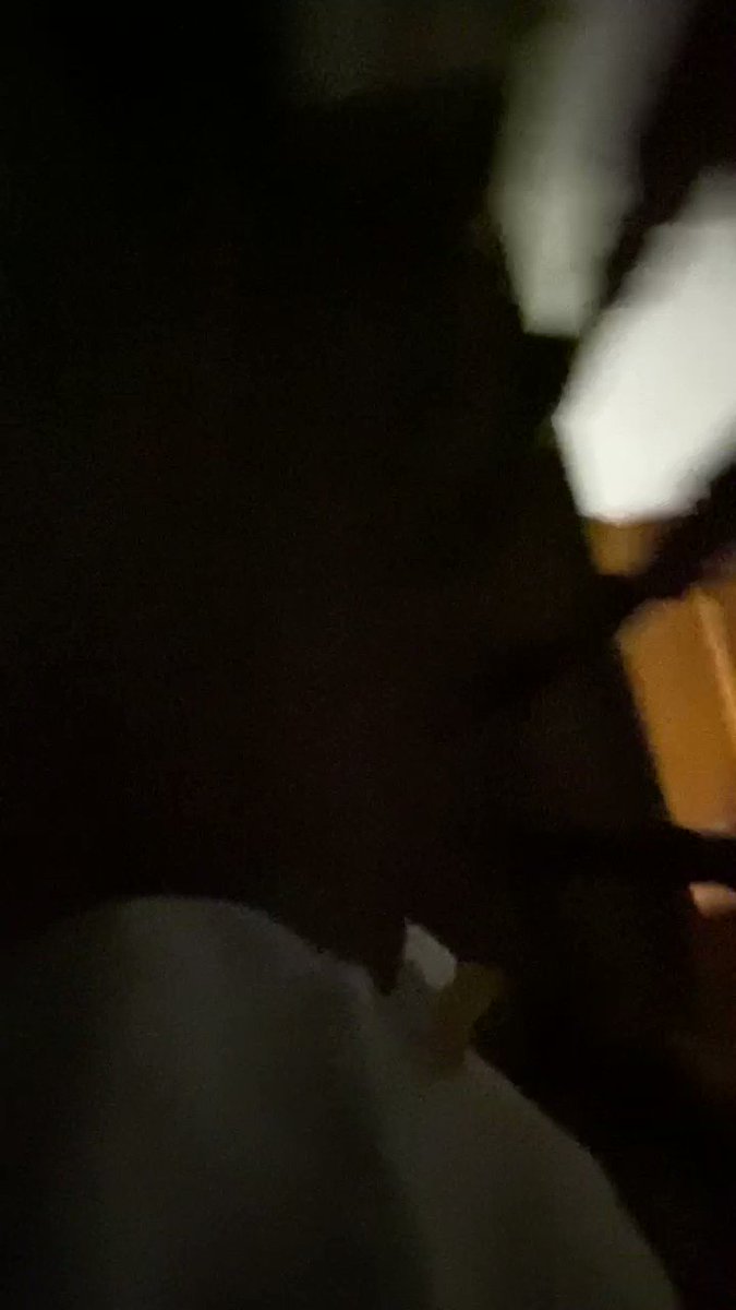 上楼睡觉 手里拿着她的小毯子和猫砂盆 
睡前她非得扒拉扒拉猫砂
和我睡前去上厕所一样 https://t.co/36xcQ64D5i