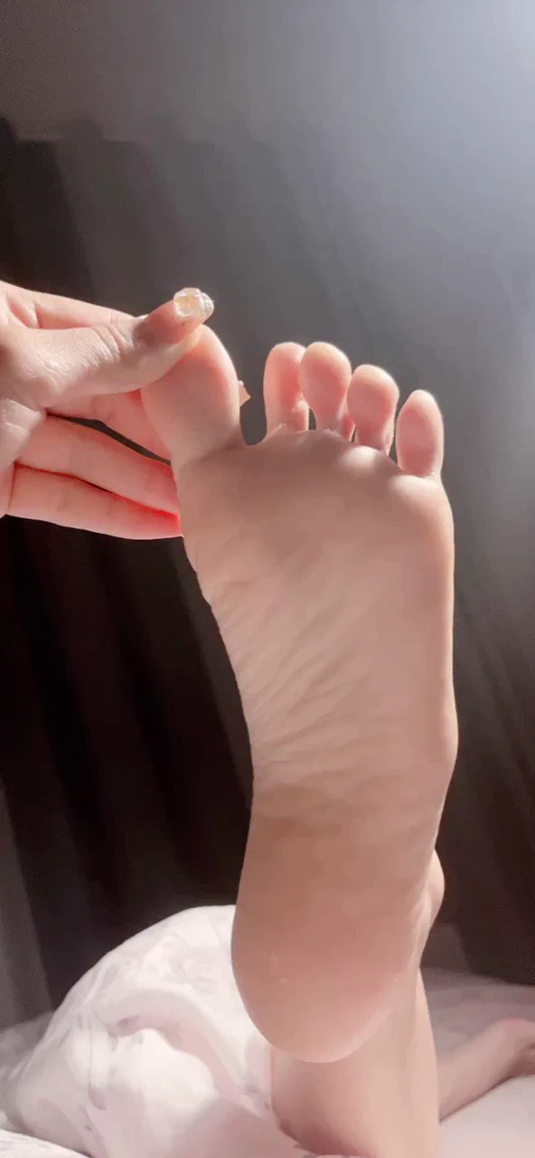 近距离看看女孩子的脚指头吧～哈哈有没有想嗦的欲望 https://t.co/Z5BnP1220M