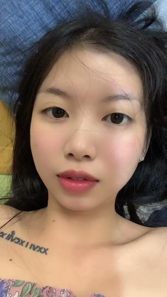 五一放假是不是都出去玩啦，应该没什么人刷推了吧，那我进被窝自己去找小电影偷偷看啦 嘿嘿🙈#反差婊 #骚货 #母狗 #露出 https://t.co/F91vXgp54U