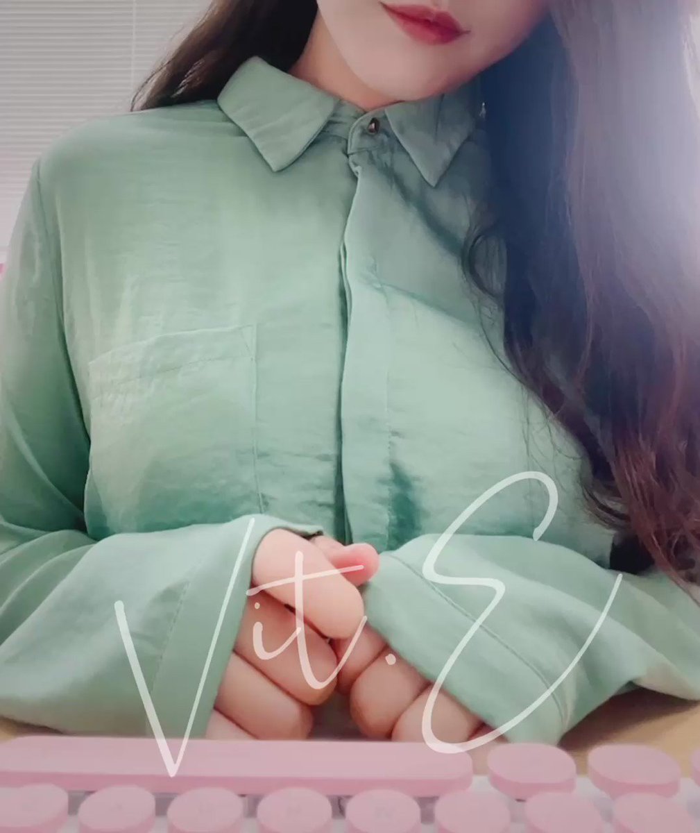 【10k感謝祭】
記得玩推第二天就發過解釦子
當時被說影片太短/釦子解太快

這次直接在辦公桌上解😳
你們想揉的地方我就替你們揉了
#辦公室 

越看越覺得我的手手真的很像甜不辣(;´༎ຶД༎ຶ`) https://t.co/d0kVKsIwt7