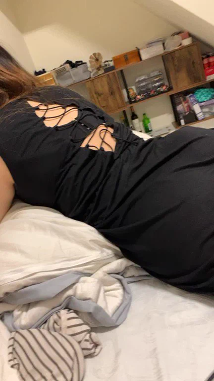 悠哉的趴在床上耍廢滑手機我朋友白目偷掀我的裙子😒當下嚇到又不爽因為穿丁字褲被看到覺得赤裸我叫他給我看偷拍得怎樣結果拍得蠻好看的（？我就沒刪掉了還叫他傳給我哈哈哈哈後來我們就一直幫對方拍照錄影屁屁這到底是什麼進展….. https://t.co/jxbcdlNkZt