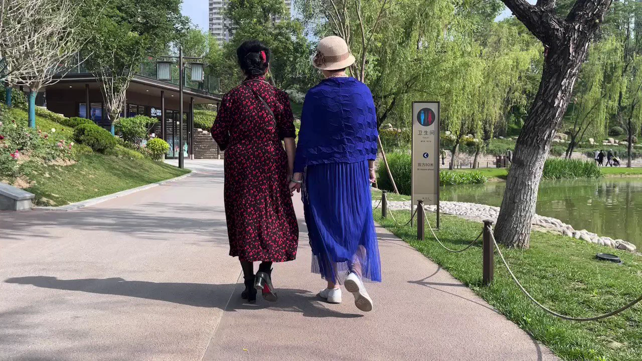 abby简单采访了下阿姨说她们认识几十年了没事就出来逛手牵手老闺蜜这样的友情abby真的慕了 https://t.co/eq4XZsVq6O
