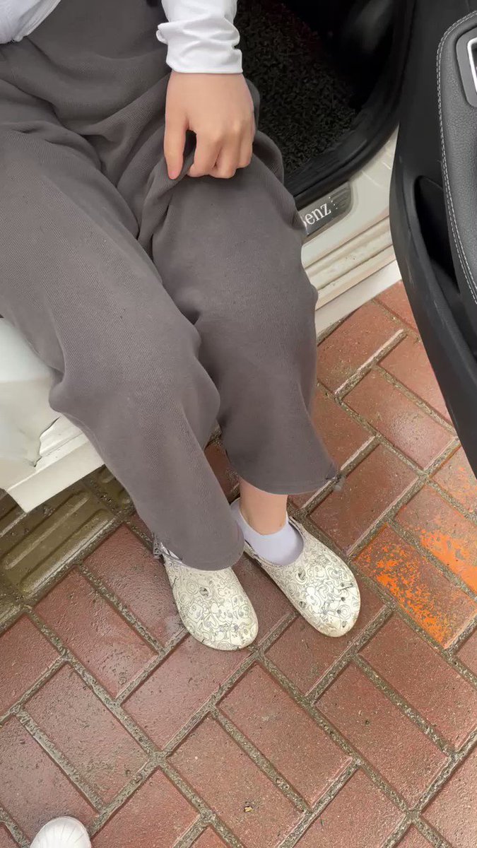 【宝藏女孩系列】取袜日常，在车里等待宝藏女孩。这时突然看到街边，发现她竟然穿了一双拖鞋白袜。那我岂能放过你。哈哈💦💦我说你今天穿的这双也挺合适的，一起给我吧。虽然脸红心跳，还是脱下来给我装到了密封袋子里~这双小白袜因为脚汗混合了雨水和走道带走泥土，让袜尖些许可爱🤫🤫 https://t.co/jvQZ2Pu5Vu