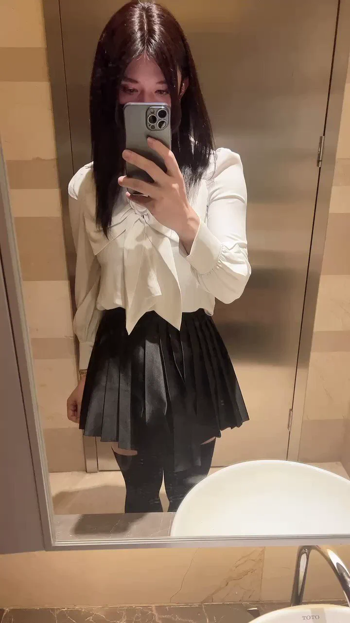 我也不知道小裙子里面是什么东西在动呢，好奇怪呢，想不想掀开来看看是什么呢？#伪娘 #女装子 #crossdresser #crossdress #女装大佬 #cd #男の娘 #femboy https://t.co/lPFlttXFpX