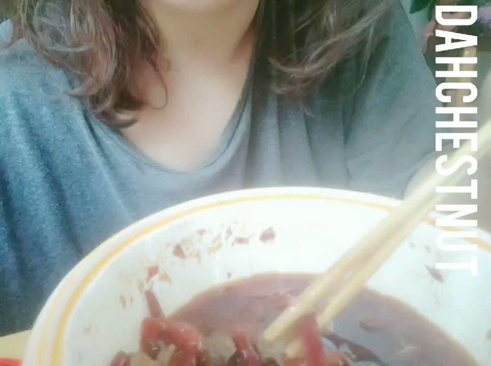 夜深了，大家都饿了，我来给大家表演一个吃辣椒～想想看，吃完再口岂不是爽飞了✧٩(ˊωˋ*)و✧ https://t.co/NcloWwEVcr