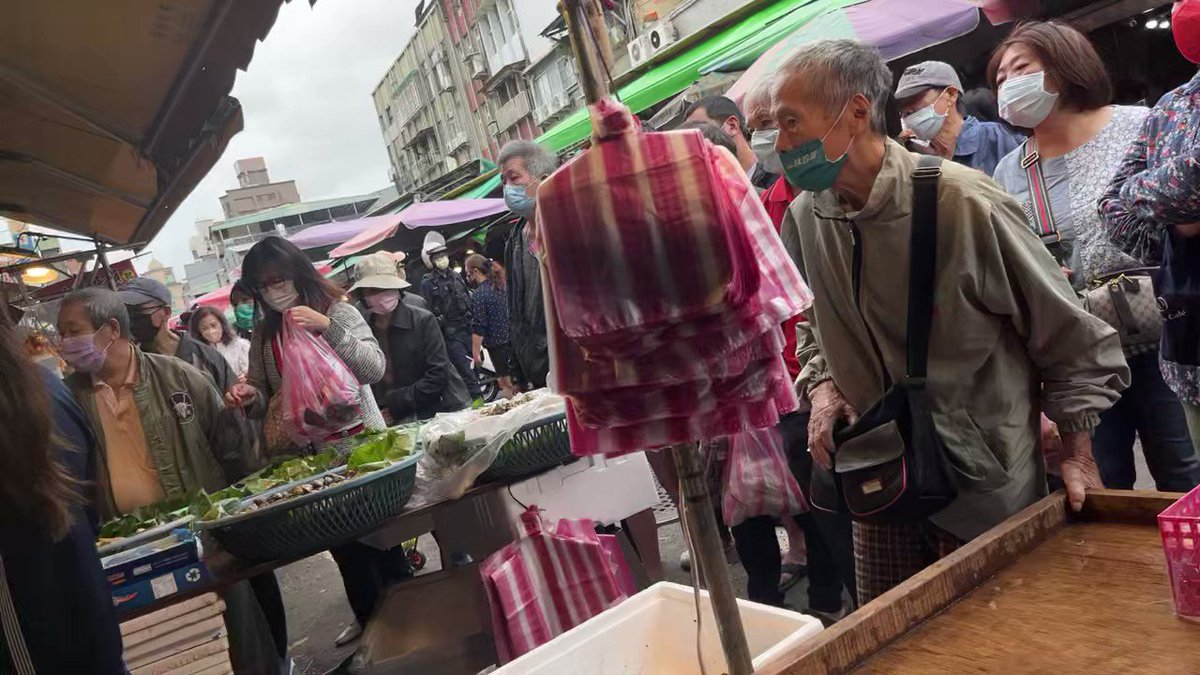 今天正隔壁就是拍賣魚
差點以為完蛋會漏氣
還好今天客人很給力 
10:40就把所有魚賣完
影片是我賣完在看他表演笑死人 https://t.co/Bx9HnTKMwm