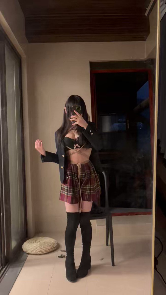 如果你是找我来捆绑你的话，我会建议你去找专业的女绳师或者女s，毕竟我玩的花样不多。如果你是新手，很想体验绳缚捆绑别人的，我完全可以教你一些基础的。#绳缚 https://t.co/nhyzeDpLPg