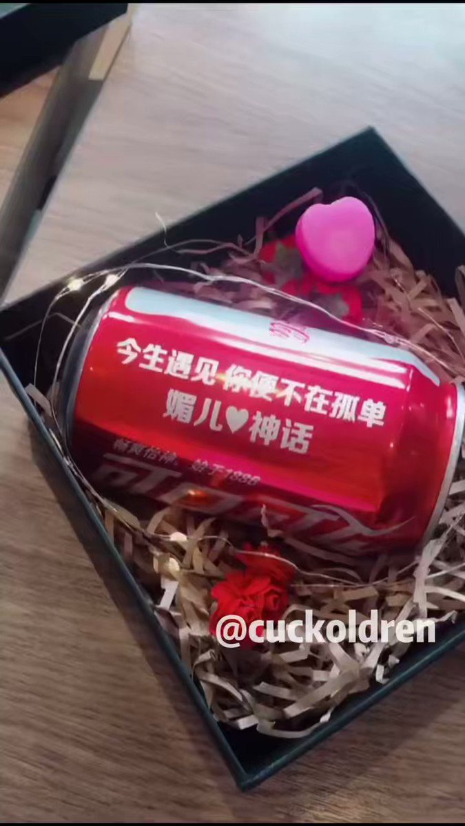 2022国庆之主动送礼表爱意（九）
媳妇在PDD上定制的礼物很便宜也很意外事前都均不知情，但礼物确实刺激到我们了，当时奴性一下就上来了，心跳得当场就答应了媳妇的一个要求。一个真正的夫奴必有一个高情商气质佳的红妻，风情风骚而不淫乱，但又能勾中每个接触她的男人的魂儿。细节记述在半个月后呈现🌹 https://t.co/1mKNLxWc09