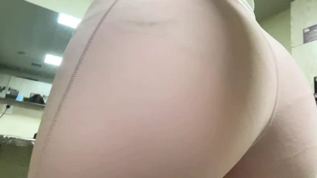 昨天练完臀才发现瑜伽裤怎么透 户型和内裤全让人看着了 我说怎么一直被人盯着呢

投稿：@smlnzhl https://t.co/9K3L4Ur5f1