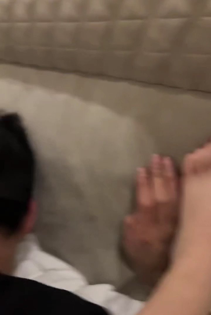 发现一个喜欢强迫男朋友闻和亲脚的花腿精神小妹，视频里的脚已经把我洗脑了，忍不住要认妈吐钱崇拜了。

#精神小妹 #早泄 #atm奴 #女性崇拜 #无脑上供 #自毁 #绿帽 #脚奴 #足控 #素人开发 #冤种 #贱狗 #辱骂 #盯射 #脚奴 #舔狗 #反差 #榨精 #洗脑 #奴下奴 #脚 https://t.co/MWAOgH0YxG