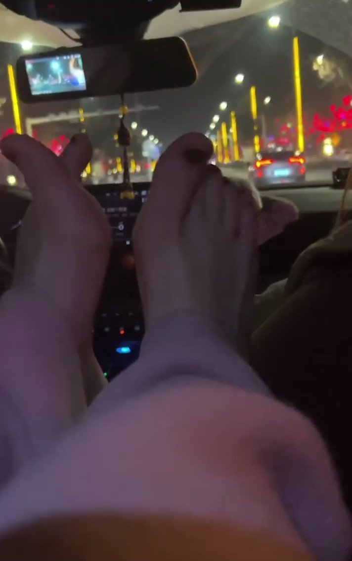 精神亲妈让男朋友当众亲脚，天生这么高贵，傻逼根本控制不住不崇拜亲妈啊。

#精神小妹 #早泄 #atm奴 #女性崇拜 #无脑上供 #自毁 #绿帽 #脚奴 #足控 #素人开发 #原味 #冤种 #贱狗 #辱骂 #盯射 #脚奴 #舔狗 #反差 #榨精 #洗脑 #奴下奴 #白给 #太妹 https://t.co/RBQj7Lwq3Y