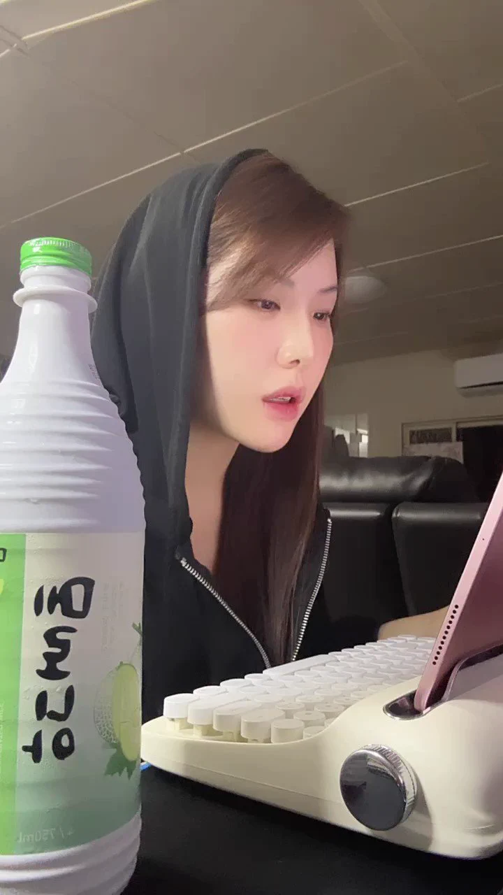 今晚哪裡喝在家邊喝邊工作yap🤡 https://t.co/ll1Cu0RvBm