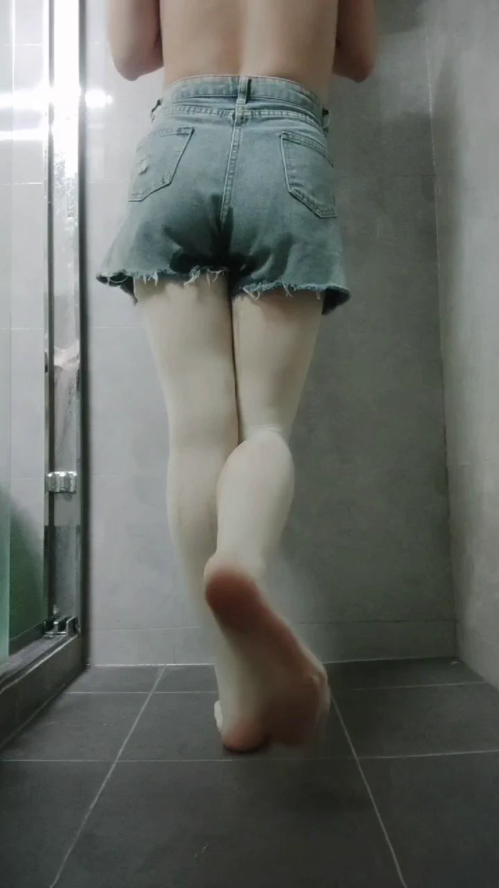 牛仔短裤光腿神器尿尿，隔着裤子尿尿的那种，欢迎定制视频，我的表格你在上边翻翻就知道了，只拍精品，考虑好了再加我 https://t.co/qZnTRQTQwp