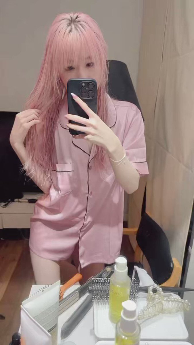 ถ้ามีแฟนผมยาวงี้จะเป่าผมสระผมให้มั่งมั้ยอ่า

❤️ = เป่าสระให้อยู่แล้ว
Retweet = เป่าสระ+ถูสบู่ให้ทั้งตัวเลย https://t.co/sukTjGzNmt