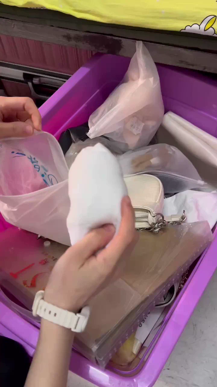 见了 这么多女孩。喜欢穿白袜的姑娘。基本上衣柜都是白袜。而喜欢深色的，一双白袜也没有 https://t.co/ZPnjJ6wQKF