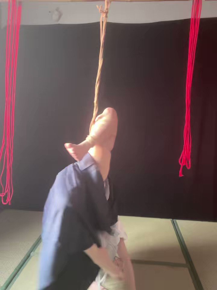 之前的想法，cos绫华+单折腿缚吊，就是这个弄的太低了，因为太久没自己吊自己了，所以没掌握好力度
（我还有一个稍微高一点的但是地震版的）
#cosplay #折腿缚 https://t.co/pUGs2ua3xs