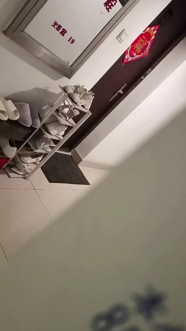 尾随后续，在电梯间卡视角拍了个视频，后面回放才发现这小姐姐在开门的时候一直盯着电梯间看，而且一直没有关门，还好没有轻举妄动！#扫楼 #玩鞋 https://t.co/5OevyLWjML