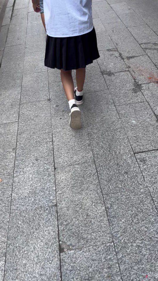 【街头要袜】大街在闲来无事，突然这个这个瘦瘦的女孩和男朋友。最让我目光呆滞的是细腿和肤色把这双白袜映的好看之极！🥹一直跟着到她把旁边那个背书包像小学生的男朋友送回家，眼看时机成熟直接上话术。虽然不是我喜欢的那种短款白袜。但是特别想看这双袜子从她脚上扒下来的样子💦💦 https://t.co/kB4g4nxw1T