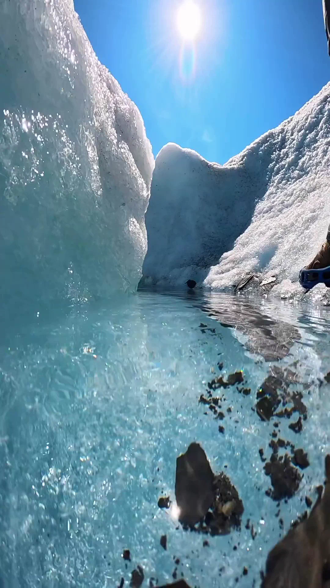 Insanely clear waters of Alaska 

📹 John Derting
 https://t.co/uDgc0sWV1W