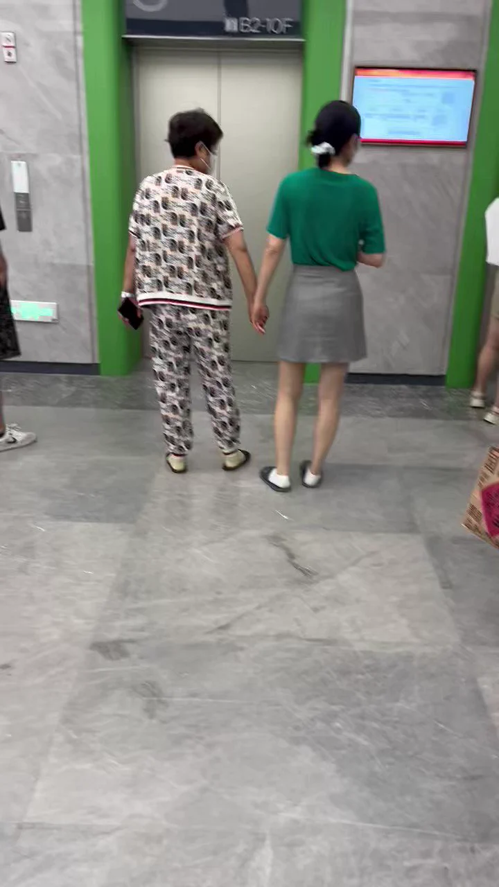 【暑假系列】周末上新款，暑假前女孩们把寝室里，穿了一个学期的白袜全都找出来给我。至于下场吗，各位同好们自己发挥。关于视频里出现的这双白袜，是我最喜欢的长度。实在是眼光都无法离开🥹 https://t.co/CbYQT9nwGZ