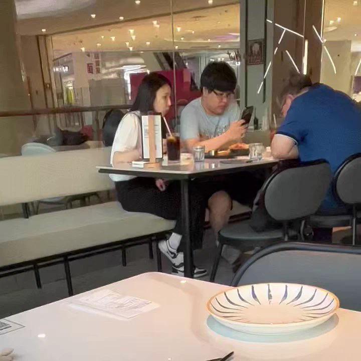 按道理既然都已经长裤了，夏天这么热为啥不穿双到脚踝那里的小白短款棉袜呢🤔观察街头的这些女孩，结合今年的收袜情况。短款的小白袜真的稀缺😅 https://t.co/VYLCMWXntK