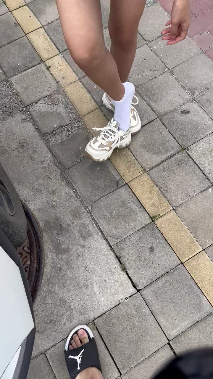 【街头系列】对这个高度的白袜实在是没的抵抗能力。腿细袜白 🥹 https://t.co/fvzLh4a0wS