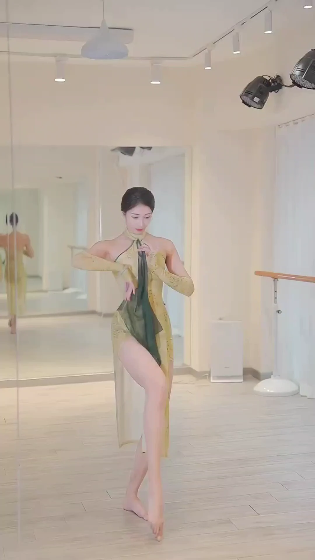 Newly Learned Chinese Dance🙈 https://t.co/39hu7vhq0l
