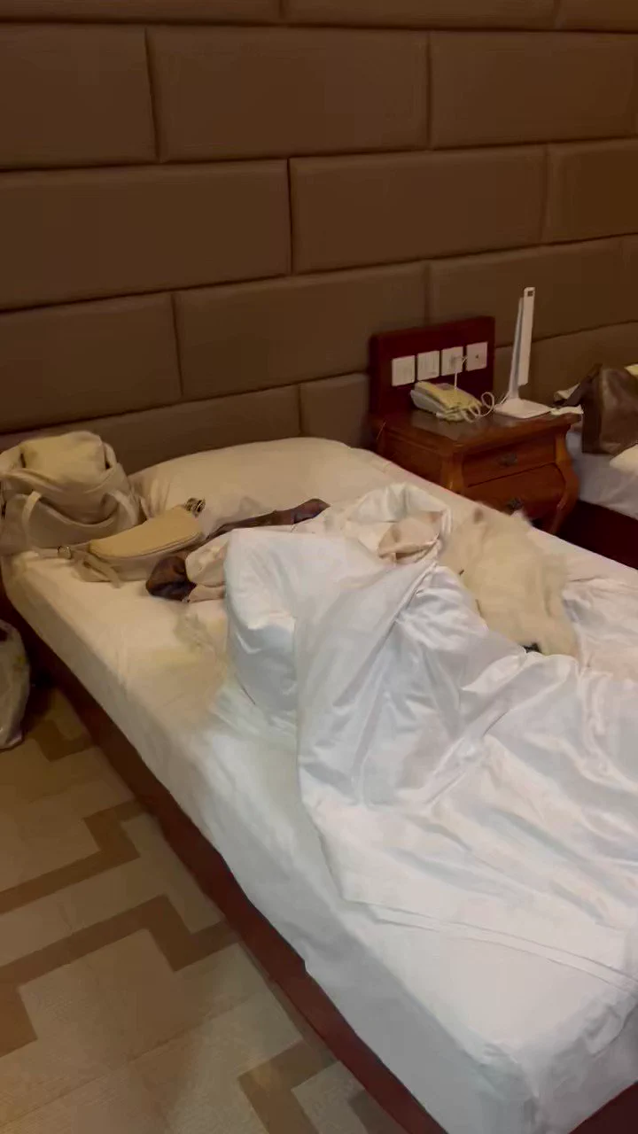 【婚礼顺袜2】婚礼当天，抢新娘人多嘴杂时，进入伴娘房间。当时想的搞到妹妹的白袜。因实在是太顶了，新娘的白袜在她妹妹的衬托下。有失兴趣。无奈没有找到，甚至想把jy留在妹妹的牛仔外套上。看来那双白袜妹妹穿在了脚上没有脱下。退而求其次，s了新娘的白袜。就在门外抢亲之时💦💦 https://t.co/ktOnnS4Tx4