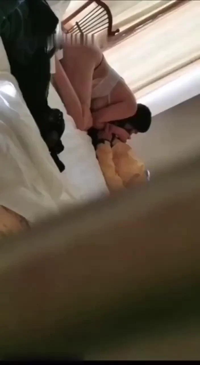不争气的我关键此刻硬不起来，只能任由老婆去勾引其他男人，不知羞耻的躲在衣柜里透着门缝目睹这一切，又不敢出去戳穿，自己撸着废物的鸡巴！ ♻️#母狗 #淫妻 #绿奴 #绿帽献妻 #绿帽 #绿帽奴 #老婆 #妻子 #夫妻 #情侣 #绿主 #单男 #绿帽情节 淫妻视频完整版尽在评论区APP链接！ https://t.co/yoU0gYzqEt