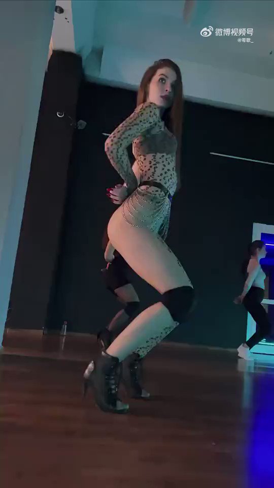 🫦这真的很诱惑，犹抱琵琶半遮面！
who？ https://t.co/Jz1DpoI3sz