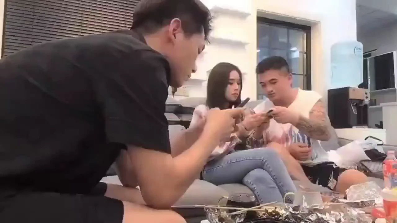 渣男泡妞真有一套，约良家同学回家吃饭喝酒，来者必有意，强行抱进卧室，甜言蜜语哄开心，结果两个小时的渣男美女5分钟都受不了了，那也得继续操，必须比她男友强，操到求饶，美女同学牛仔裤高筒靴真性感，内裤更是诱人，颜值没得说入群链接：https://t.co/cB6FBA7wx2 https://t.co/TD4Pxrd4N0