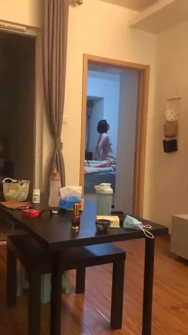 当你一回家看到这样的场景你会怎么办？
1.打老婆，掐奸夫，同归于尽
2.出门，让他们玩够玩好
3.加入，和他们刺激多p
4.躲在门外偷窥，独自打飞机 https://t.co/485APu7wwe