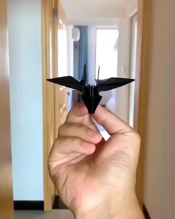 信じられない程飛ぶ紙飛行機の作り方、これは人に教えたくなる…

https://t.co/Ex5K0THhxX