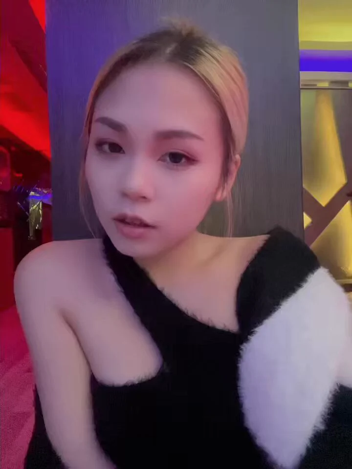 吃飽飯要運動才可以維持好身材的😝每次有局我的開心到不行哈哈這次終於有機會偷看一下🤣 https://t.co/cXGLfcBjcP