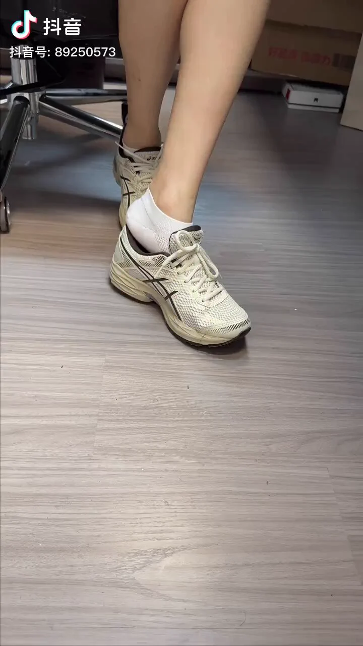 【配餐视频】太喜欢这种露着白色袜边的感觉了，记得上学时女同学穿的都是这种运动鞋小白袜，其实今年的高中筒袜看着好看。套着感觉不如短款。好在青春有活力，真想当时就像这样把女同学脚上的运动鞋脱下来，一直放在嘴上闻着香味带有温度的白袜脚，另一只脚脱下来套在下边简直不可想象爽上天💦💦🥹 https://t.co/T4FWp0sl7g