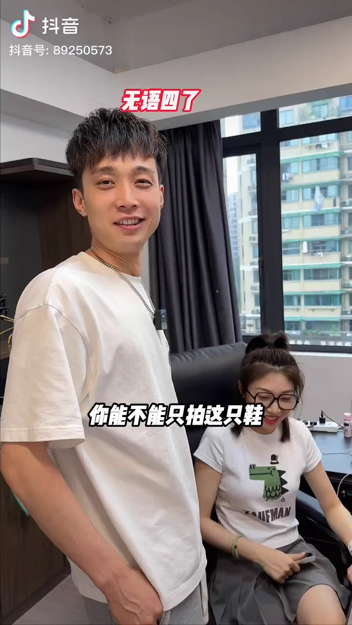 【配餐视频】太喜欢这种露着白色袜边的感觉了，记得上学时女同学穿的都是这种运动鞋小白袜，其实今年的高中筒袜看着好看。套着感觉不如短款。好在青春有活力，真想当时就像这样把女同学脚上的运动鞋脱下来，一直放在嘴上闻着香味带有温度的白袜脚，另一只脚脱下来套在下边简直不可想象爽上天💦💦🥹 https://t.co/T4FWp0sl7g