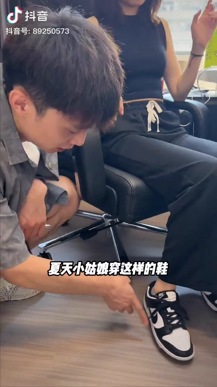 【配餐视频】太喜欢这种露着白色袜边的感觉了，记得上学时女同学穿的都是这种运动鞋小白袜，其实今年的高中筒袜看着好看。套着感觉不如短款。好在青春有活力，真想当时就像这样把女同学脚上的运动鞋脱下来，一直放在嘴上闻着香味带有温度的白袜脚，另一只脚脱下来套在下边简直不可想象爽上天💦💦🥹 https://t.co/T4FWp0sl7g